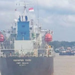 Lugareños amenazan a un buque tanquero anclado por temor de tener coronavirus a bordo