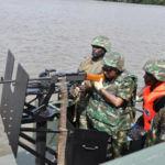 Las fuerzas especiales nigerianas están desplegadas para liberar a ocho tripulantes retenidos como rehenes a bordo de un barco