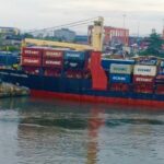 Un buque de carga se estrella contra el muelle del puerto de Manila