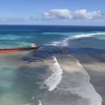 Un buque granelero ubicado en un arrecife frente a las costas de Mauricio comenzó a derramar combustible