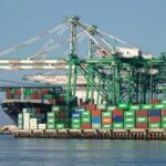 Los barcos esperan para descargar en el puerto de Los Ángeles mientras las importaciones aumentan