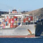 Un buque de la marina griega y un contenedor colisionan frente al puerto de Pireo