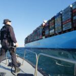 Maersk Elba bajo remolque a Algeciras tras el incendio de la sala de máquinas