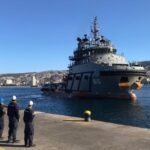 El buque de la Armada chilena construido por la empresa india L&T navega en el puerto de Valparaíso