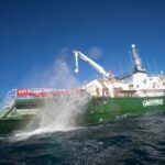 Greenpeace bloquea la pesca destructiva con una nueva «barrera de rocas» frente a la costa de Brighton