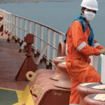 Los marinos no vacunados ponen al transporte marítimo en un «campo de minas legal», señala la ICS