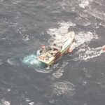 Esfuerzo internacional para rescatar a 31 personas de un barco pesquero que se encuentra hundido en las costas de Nueva Escocia