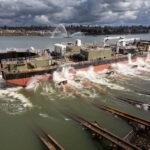 Lanzamiento de la barcaza  petrólera de 55.000 barriles con destino a Alaska de Crowley en Greenbrier