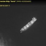 Las imágenes por satélite muestran que el buque iraní afectado por una mina de lapa sigue en la misma posición