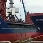 Vídeo: Un carguero ruso aborda con un buque atracado al llegar a puerto
