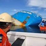 Fotos: Tripulantes intentan rescatar lo que queda en el buque hundido