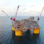Los operadores de petróleo y gas evacuan a los trabajadores mientras la tormenta se acerca al Golfo de México