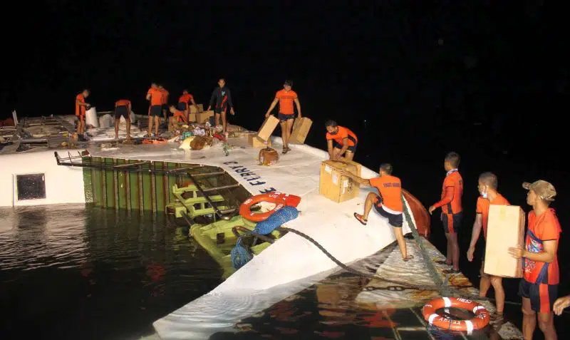 Vídeo: Una tripulante muerta y 15 rescatados al hundirse el ferry en el puerto de Ormoc