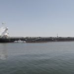 Un gran buque encalla en el Canal de Suez, pero el tráfico no se interrumpe