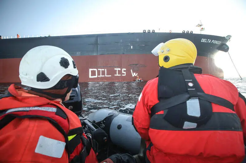 Fotos: Activistas de Greenpeace protestan frente a un superpetrolero y exigen que la UE prohíba el petróleo ruso