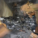 Un contenedor cargado de baterías de litio desechadas se incendia camino al puerto