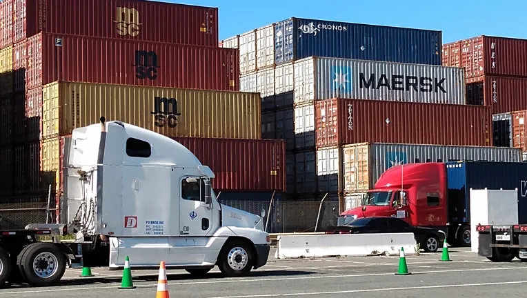 El puerto de Oakland reanuda su trabajo tras una semana de protestas de los camioneros
