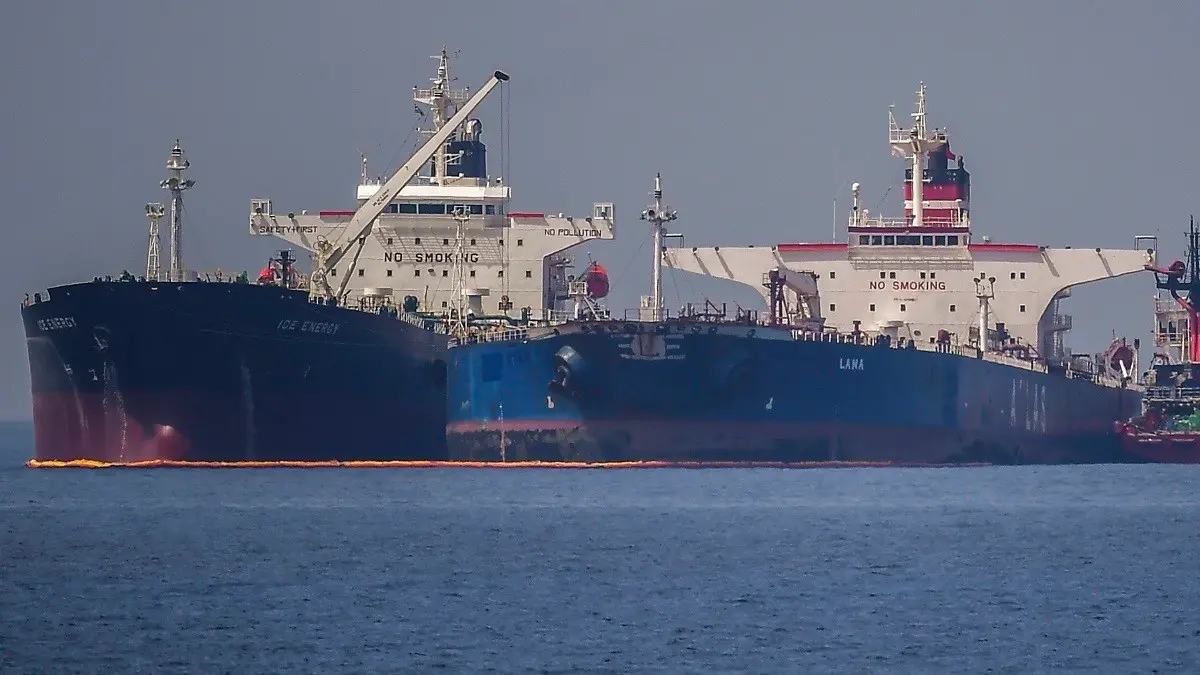Un petrolero iraní se dispone a cargar petróleo confiscado por EE.UU.